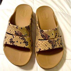 Oofos recovery sanders